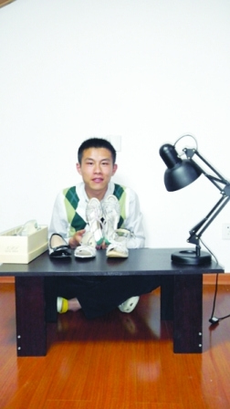 硕士生做“报纸鞋”卖万余双 创意来自祖母手艺