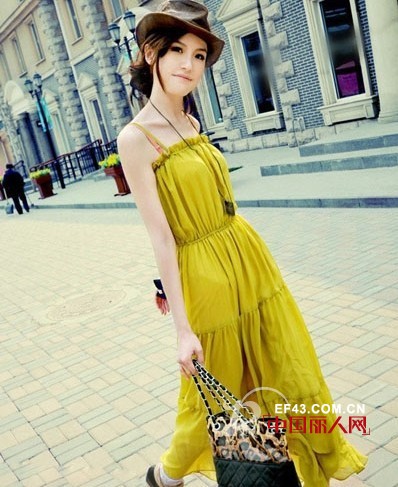 吊带裙搭配出你的妩媚性感的青春