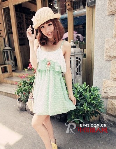 吊带裙搭配出你的妩媚性感的青春