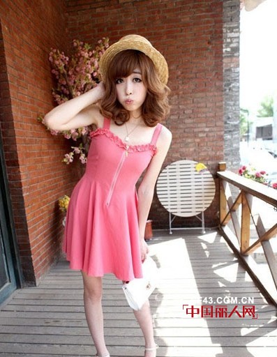 吊带裙搭配出你的妩媚性感的青春