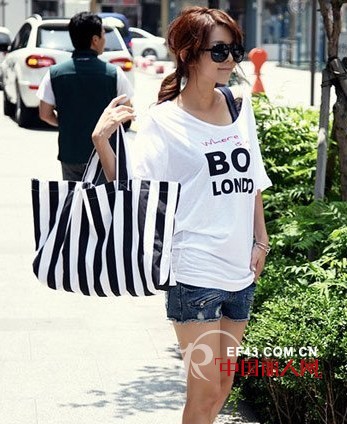 韩国休闲包　让MM造型更活泼