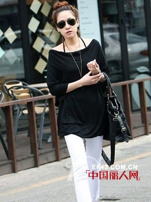 宽松T恤 遮住肉肉变骨感美女!