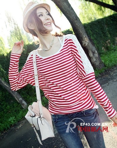 松垮上衣+牛仔裤 遮肉美腿超给力