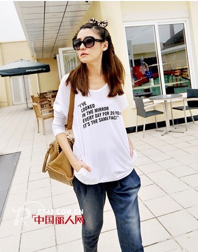 松垮上衣+牛仔裤 遮肉美腿超给力