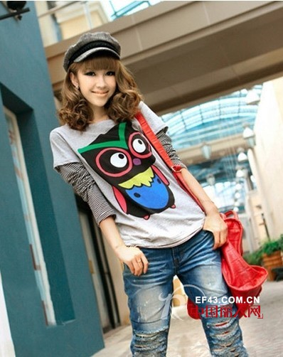 松垮上衣+牛仔裤 遮肉美腿超给力