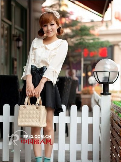 俏丽长袖衫配短裙搭配显高挑