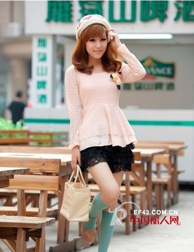 俏丽长袖衫配短裙搭配显高挑