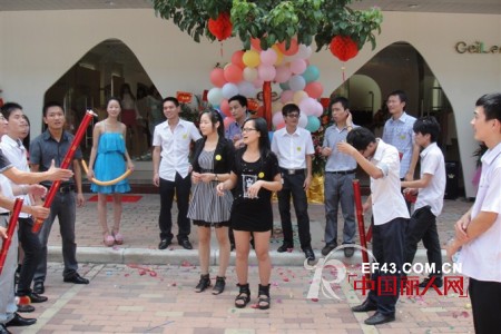 给莉女装祝大家在新的一年身体健康,阖家幸福,事业腾飞!