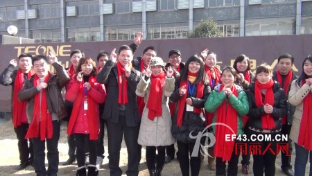 “千慧佳人”向各位朋友送上一份真挚的祝福:龙年腾达!大吉大利!