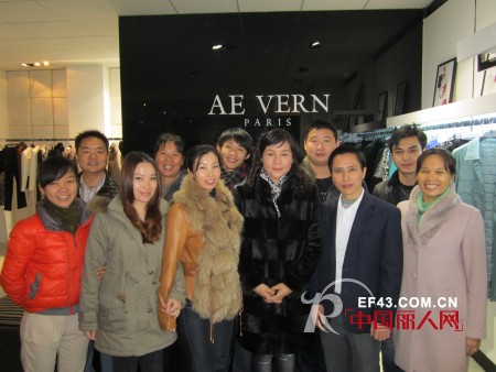 艾文服装携全体员工祝所有加盟商和新老客户新年快乐,万事如意