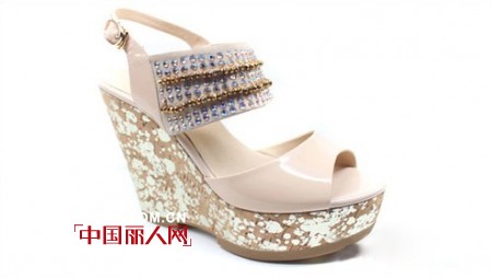 丝迪芬妮品牌女鞋:感受时尚乐趣,成为新时代宠儿