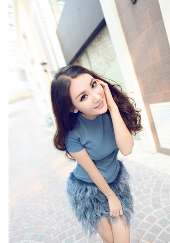 黎悦汐拍摄代言服装广告  展青春时尚造型