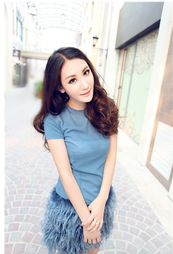 黎悦汐拍摄代言服装广告  展青春时尚造型