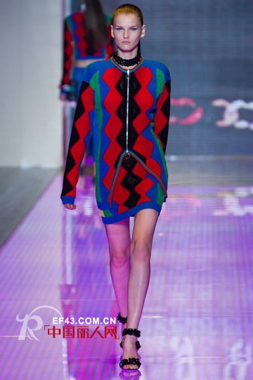 格纹的神奇魔力 让简单的款型变得诱人讨喜