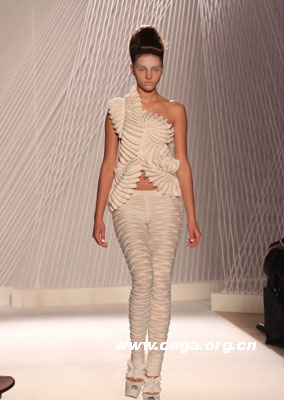 “中国创意在巴黎”刘芳携新一季女装亮相时装周