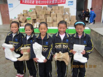 达芙妮旗下品牌鞋柜共同见证“天使的足迹”