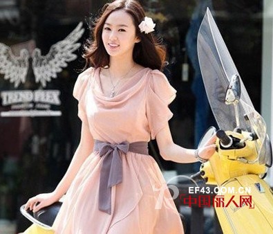 腰间风情一根腰带让连衣裙更优雅!