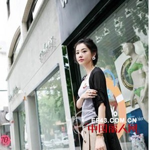 一条腰带妙搭 打造早秋OL通勤服完美比例