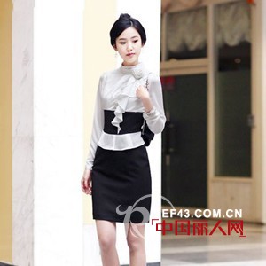 一条腰带妙搭 打造早秋OL通勤服完美比例