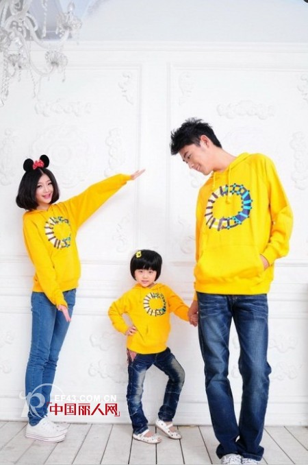 伊见钟情服饰为您营造出一片多姿多彩的T恤天地