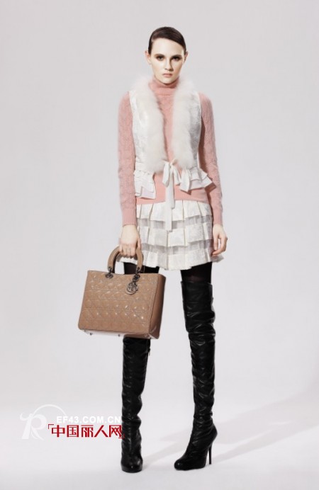 卓姿·乔雅引领服饰潮流,把握时代脉博