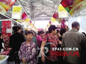天津服装展开幕首日吸引3万人次入场“淘宝”