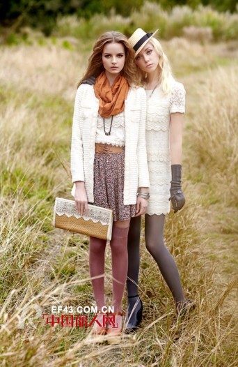 本季秋冬简约搭 末未女装演绎穿衣榜样