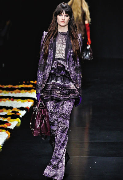 今秋流行倒三角轮廓  拯救溜肩族