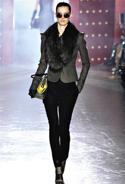 今秋流行倒三角轮廓  拯救溜肩族