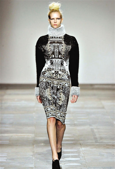 今秋流行倒三角轮廓  拯救溜肩族