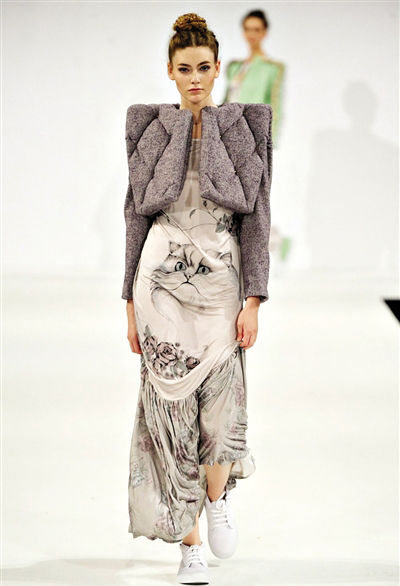 今秋流行倒三角轮廓  拯救溜肩族