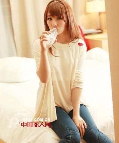 秋季T恤搭配百变造型  混搭风很时尚