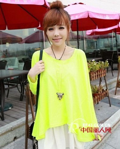 秋季T恤搭配百变造型  混搭风很时尚