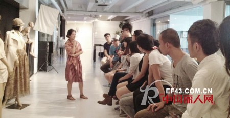 深圳大学本科生前往连奴时装A\E品牌实习基地进行陈列实操设计练习课程