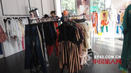 热烈祝贺比缇女装佛山高明店盛大开业