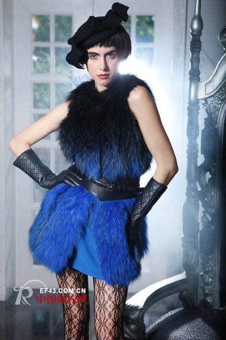 独特华丽和极致典雅的着装体验--卡蔓女装