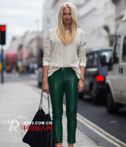 上宽下窄时髦穿搭  御寒又添女人味