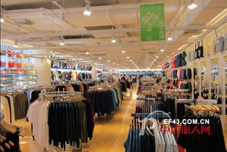 热烈庆祝American Apparel全国最大商店18日在北京朝阳区强势开幕