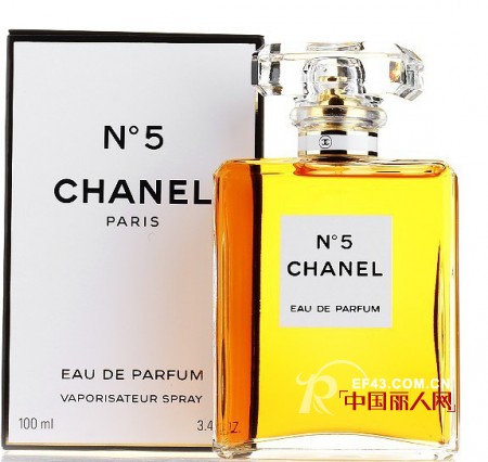 布拉德皮特倾力代言香奈儿5号 尽显沧桑性感男人味