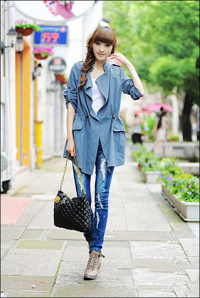 简单外套搭配小脚裤和靴子,实用有型