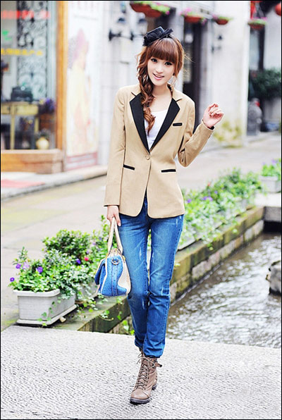 简单外套搭配小脚裤和靴子,实用有型