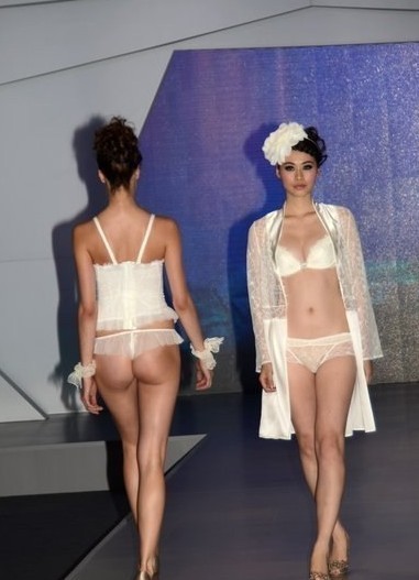 上海国际时尚内衣展 数百位超模展性感身姿