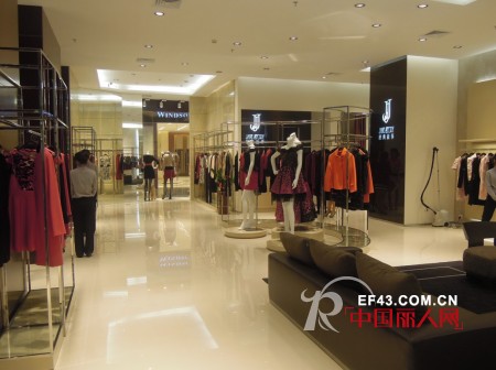 热烈庆祝经典故事女装广东省最大旗舰店——东莞汇一城店盛大开业