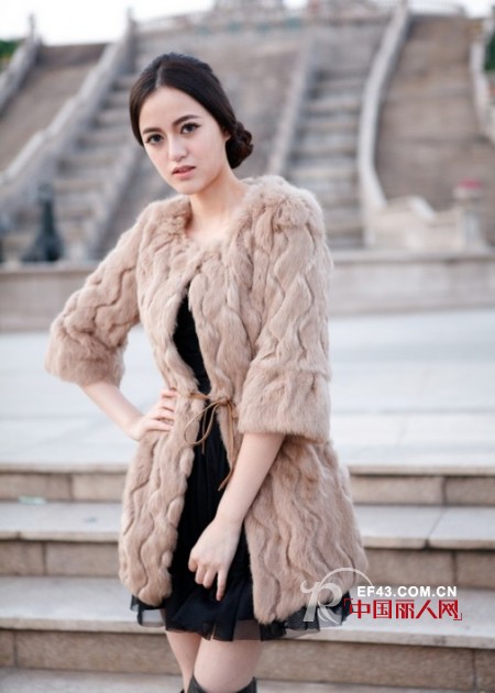 蕾丝小纱裙秋冬也能大显身手 迪薇娜教你同款穿出不同味