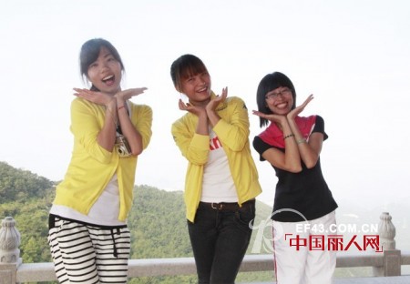 “活力青春•勇攀高峰”——邻家女孩2012重阳登山活动欢快落幕