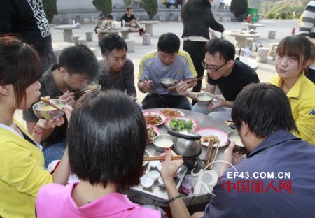 “活力青春•勇攀高峰”——邻家女孩2012重阳登山活动欢快落幕