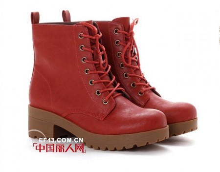 达芙妮2012秋冬新品来袭 帅气复古马丁靴必不可少