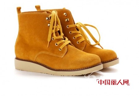 达芙妮2012秋冬新品来袭 帅气复古马丁靴必不可少