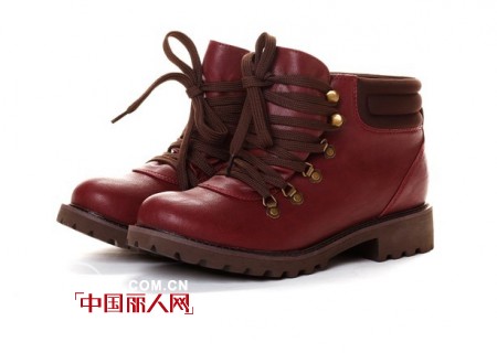 达芙妮2012秋冬新品来袭 帅气复古马丁靴必不可少