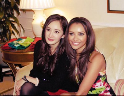 杨幂与《吸血鬼日记》主演合影引热议